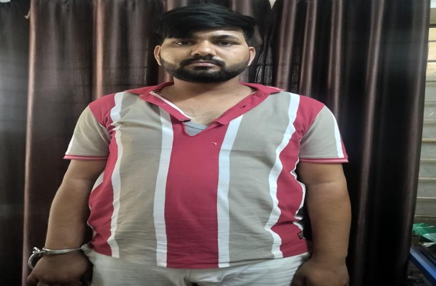 गोले का मंदिर पुलिस ने देसी तमंचे के साथ पांच जिंदा राउंड को पकड़ा