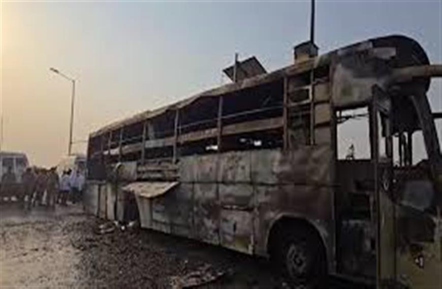 लखनऊ में स्लीपर बस में भीषण आग लगने से 5 लोगों की दर्दनाक मौत