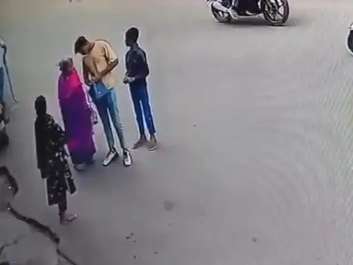 ग्वालियर में महिला से ठगी, पता पूछने के बहाने उतरवाए गहने — पूरा घटनाक्रम CCTV में कैद