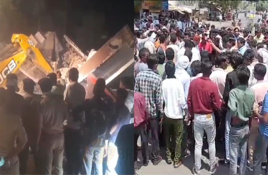 रात साढ़े बारा ग्वालियर हजीरा में गिरा दो मंजिल मकान 