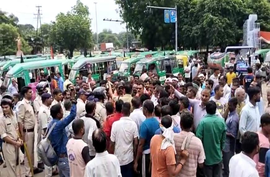 शुक्रवार को हुए हादसे में श्रवण कुमार की मौत के बाद, लक्ष्मीबाई राष्ट्रीय शारीरिक शिक्षण विश्वविद्यालय के सामने किया चक्काजाम