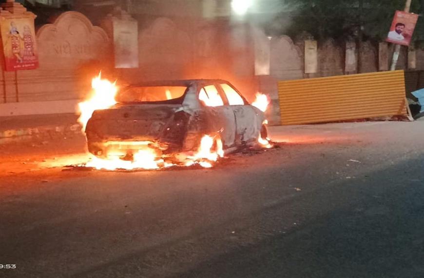 हॉस्पिटल रोड नाट्य मंदिर के सामने कार में लगी अचानक आग,